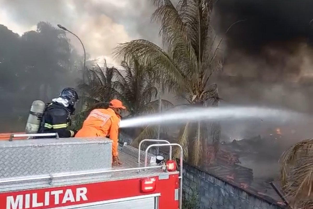 Vídeo: CBMBA combate incêndio em fábrica de plástico no município de Camaçari, RMS