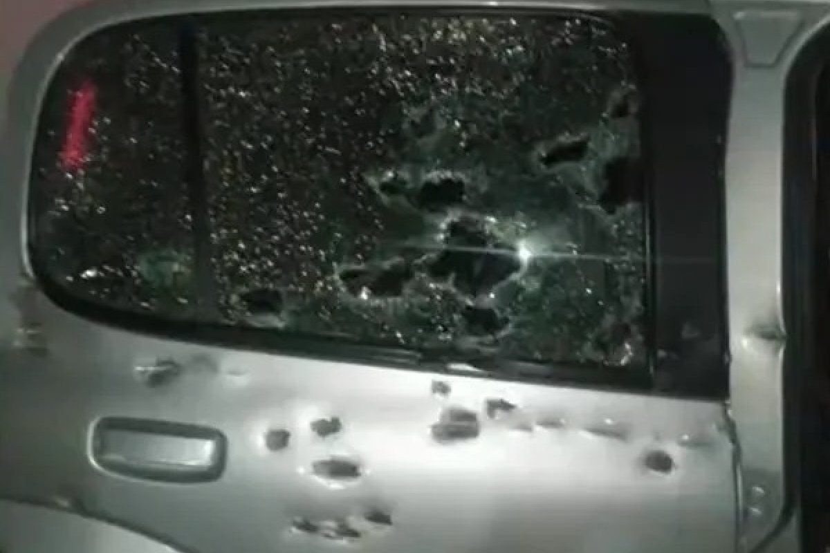 Homem fica ferido após carro ser alvo de 50 tiros em Feira de Santana