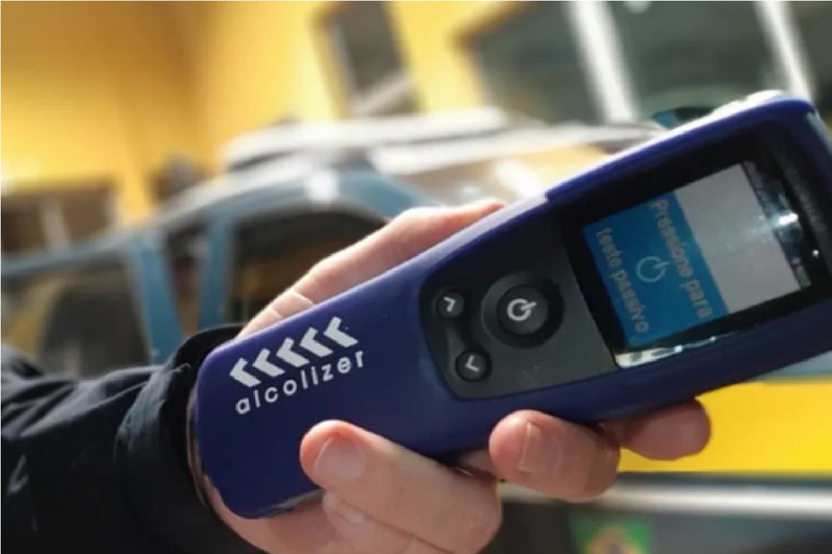 Motociclista é parado pela polícia, assume que está bêbado e é preso