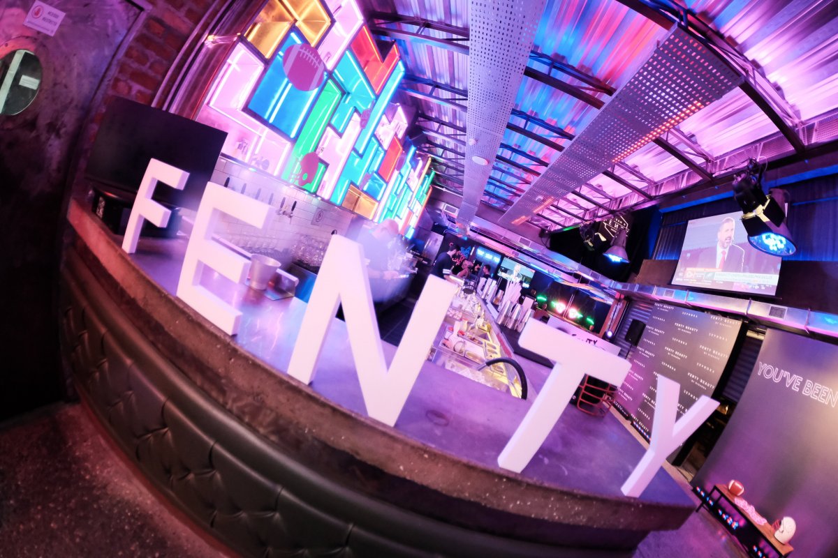 Fenty Beauty e Sephora celebraram volta de Rihanna aos palcos com evento exclusivo para convidados!