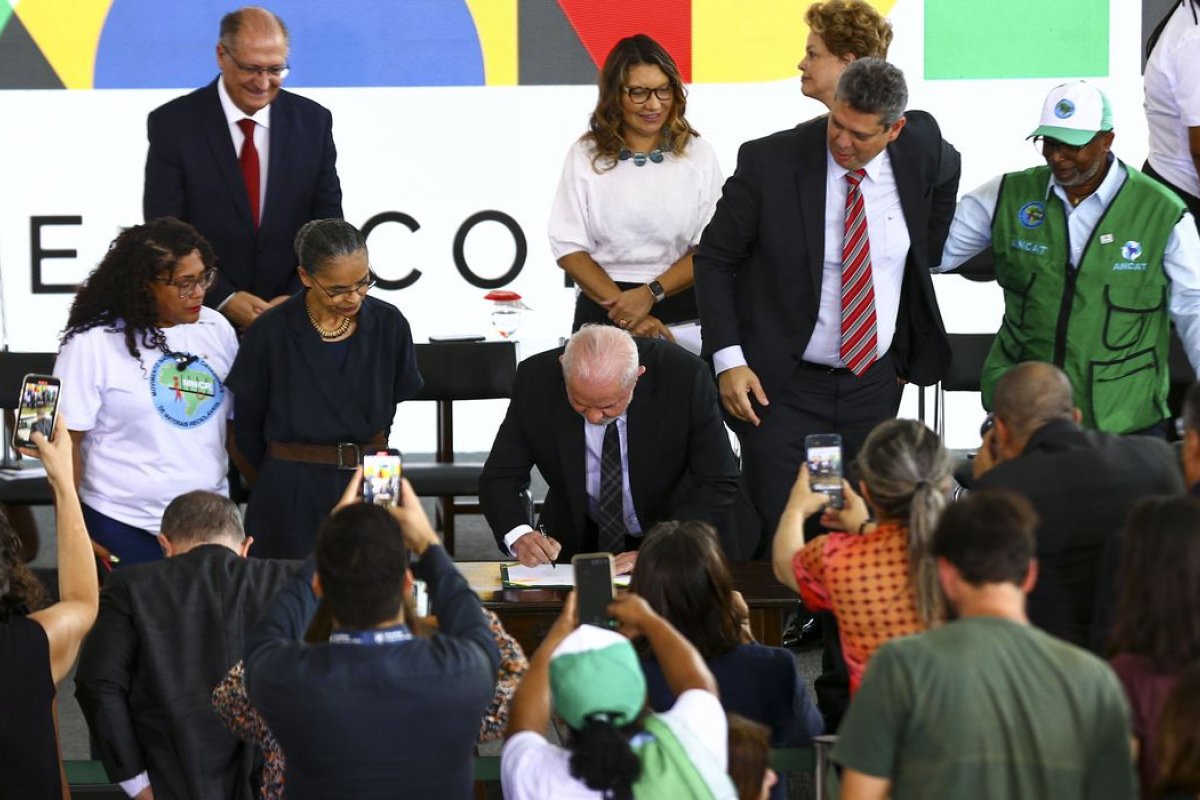 Presidente Lula assina decretos para catadores e recicladores