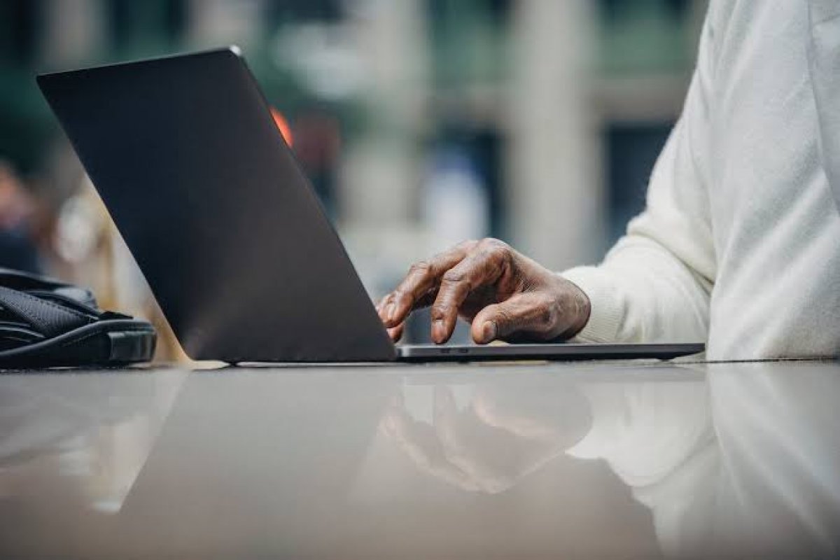 Empreendedores negros ganham 32% a menos que brancos no Brasil, aponta estudo