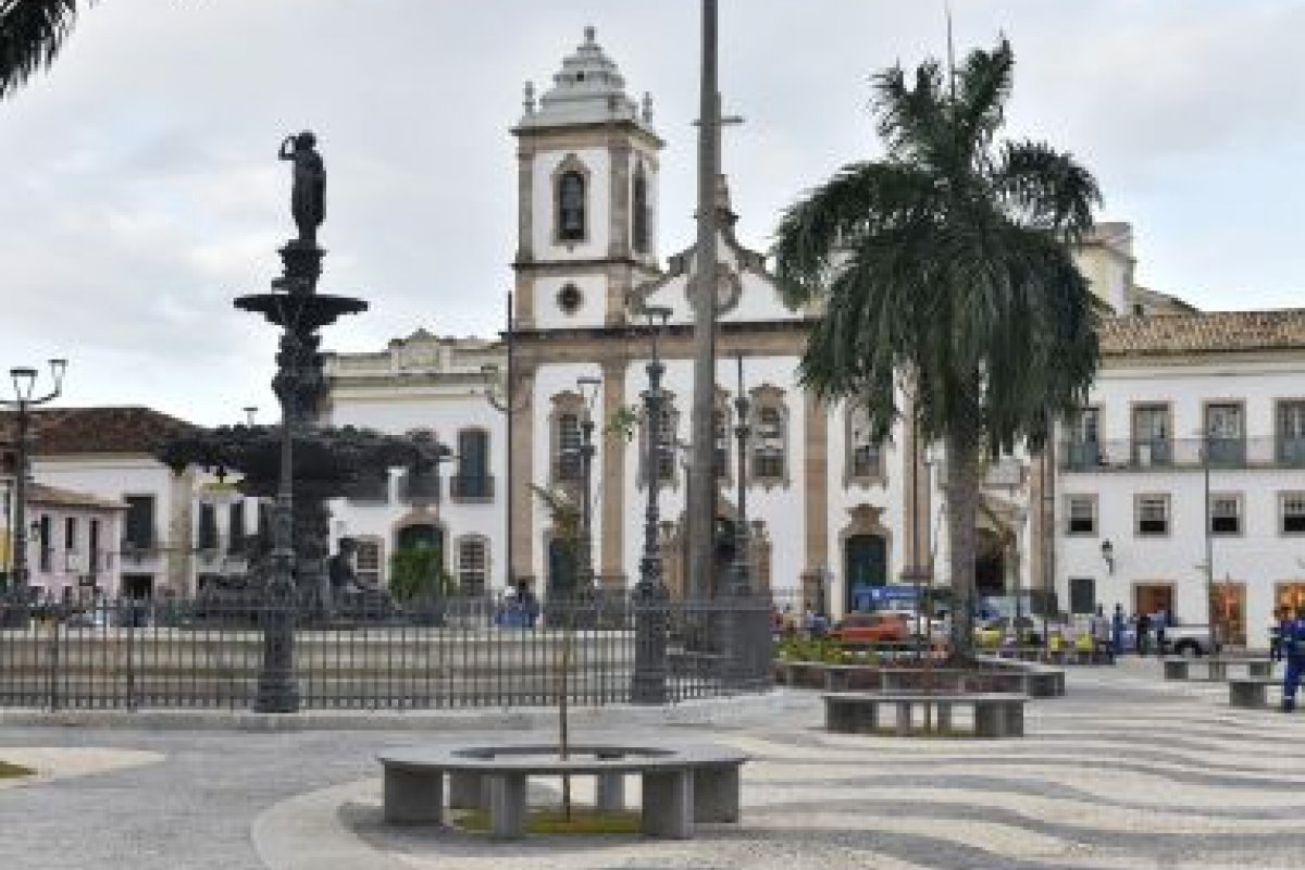 Requalificação do Terreiro de Jesus é entregue a população