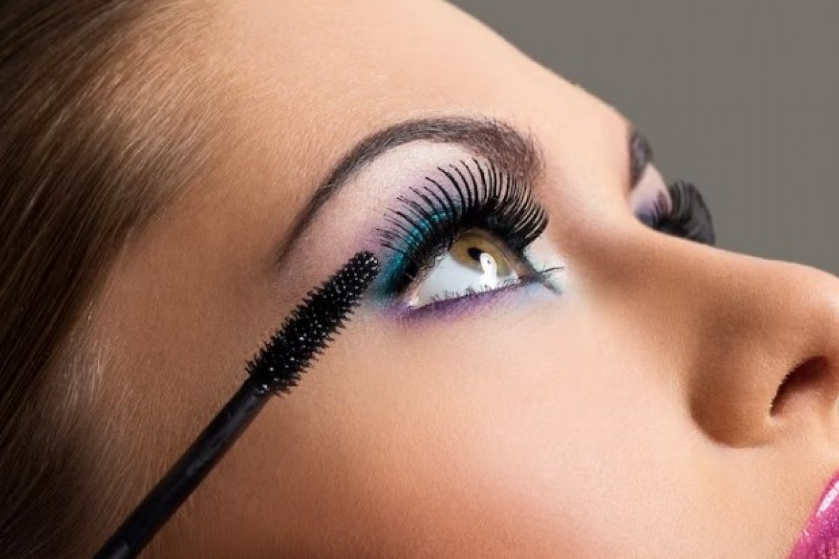 Carnaval: maquiagem, cílios postiços e pomadas modeladoras para tranças podem prejudicar a saúde dos olhos!