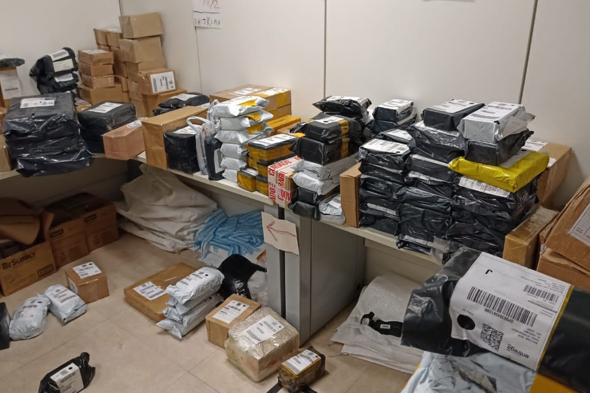 Receita Federal realiza operação nos Correios e apreende quase 1 milhão em mercadorias