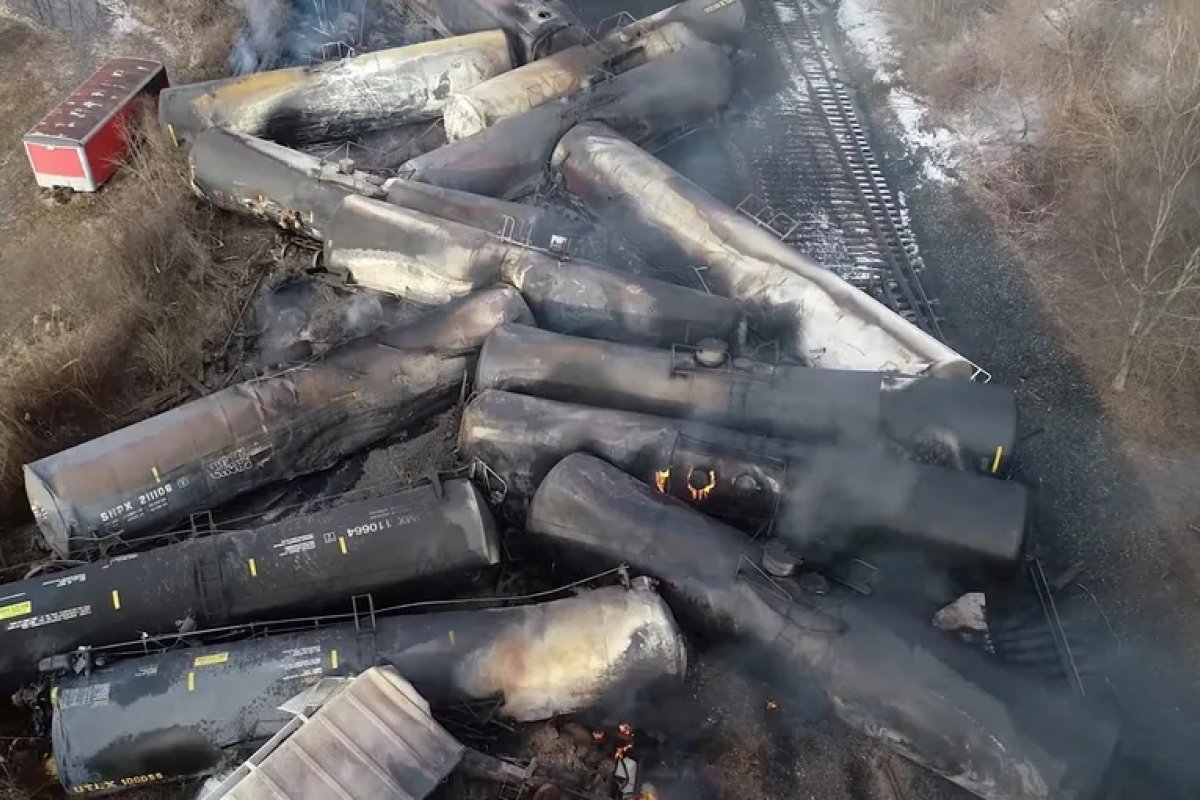 Explosão de trem que descarrilhou nos EUA causa vazamento de substância tóxica e inflamável