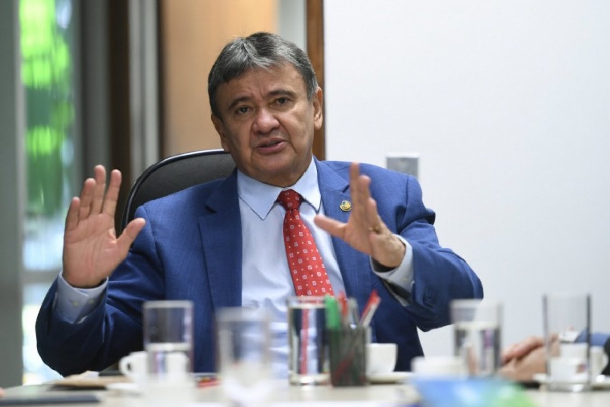 Novo Bolsa Família está pronto e será levado a Lula nos próximos dias, diz ministro