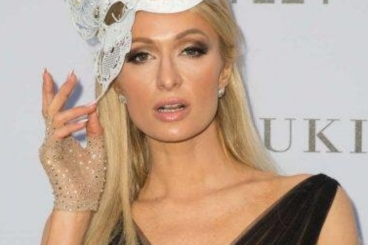 Paris Hilton veste grife brasileira em Londres