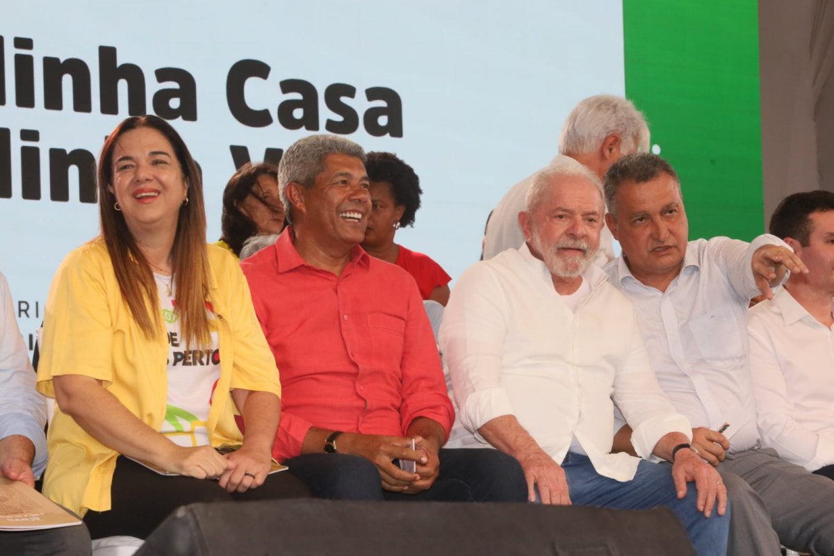 Em Santo Amaro, Rui diz que Bolsonaro abandonou 180 mil casas