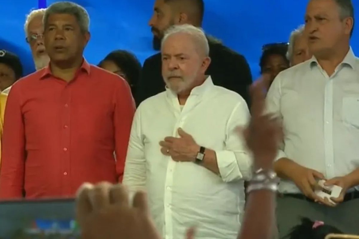 Rui anuncia retorno do Bolsa Família no lugar de Lula em evento do MCMV e gera constrangimento