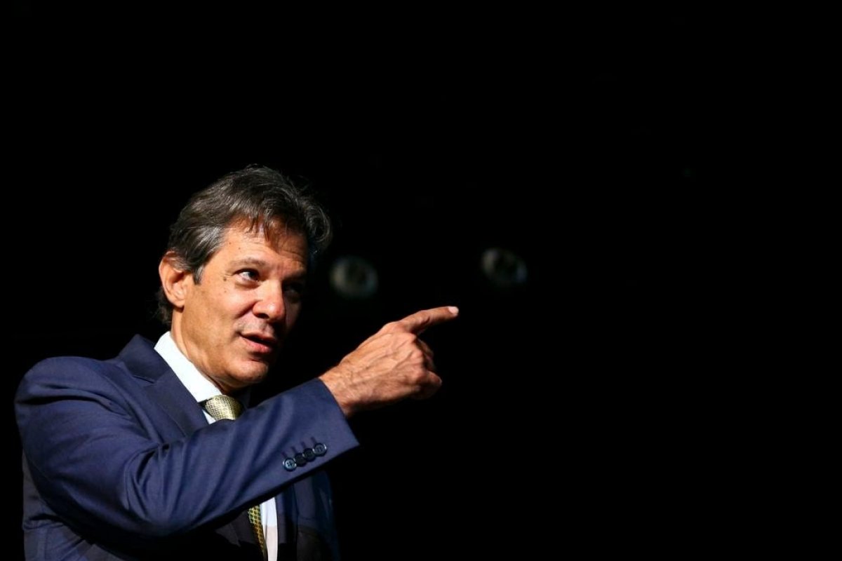 'Presidente vai anunciar' reajuste do salário mínimo a partir de maio, diz Haddad