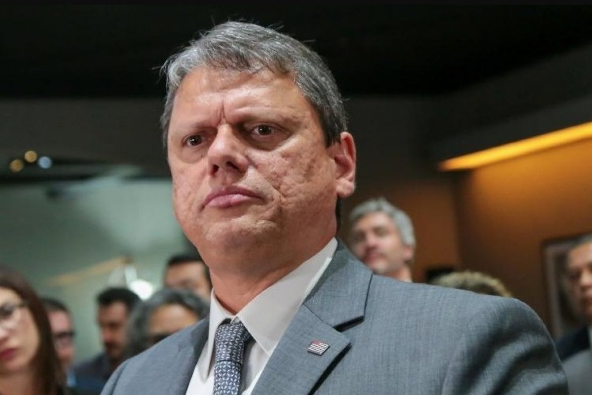 Tacísio sanciona projeto que proíbe exigência do comprovante de vacinação contra Covid-19