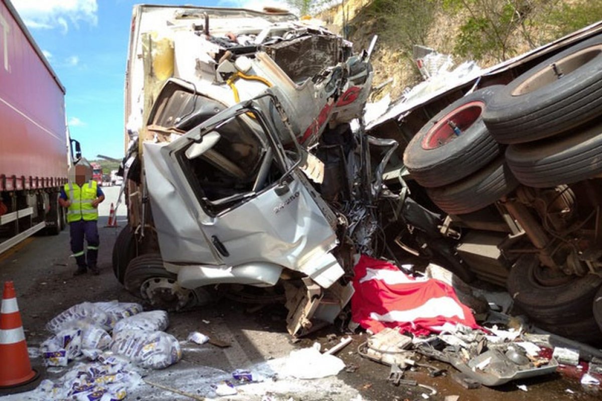 Homem morre e outro fica ferido em acidente na BR-116 no sudoeste da Bahia