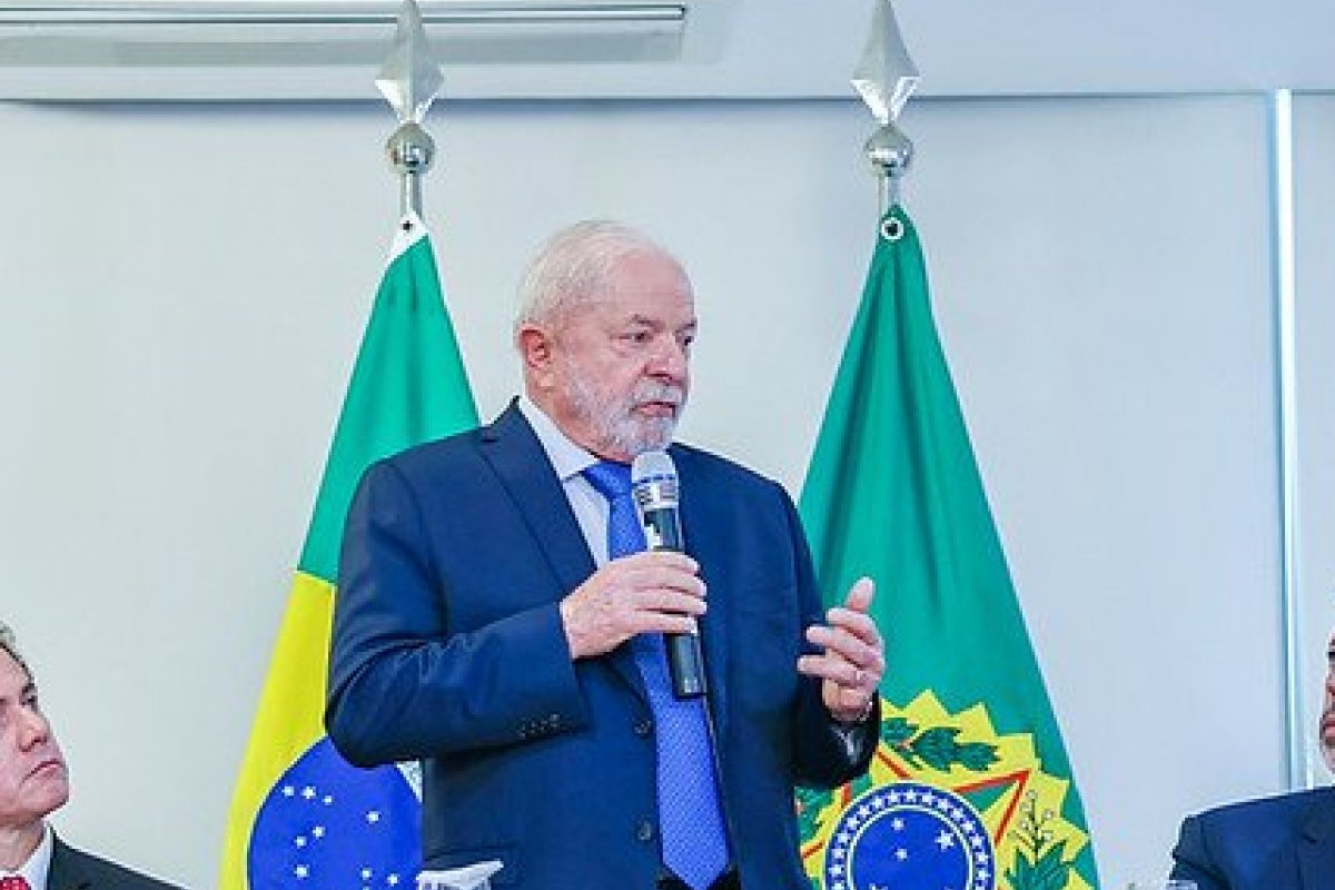Lula diz que anunciará novo Bolsa Família na próxima semana