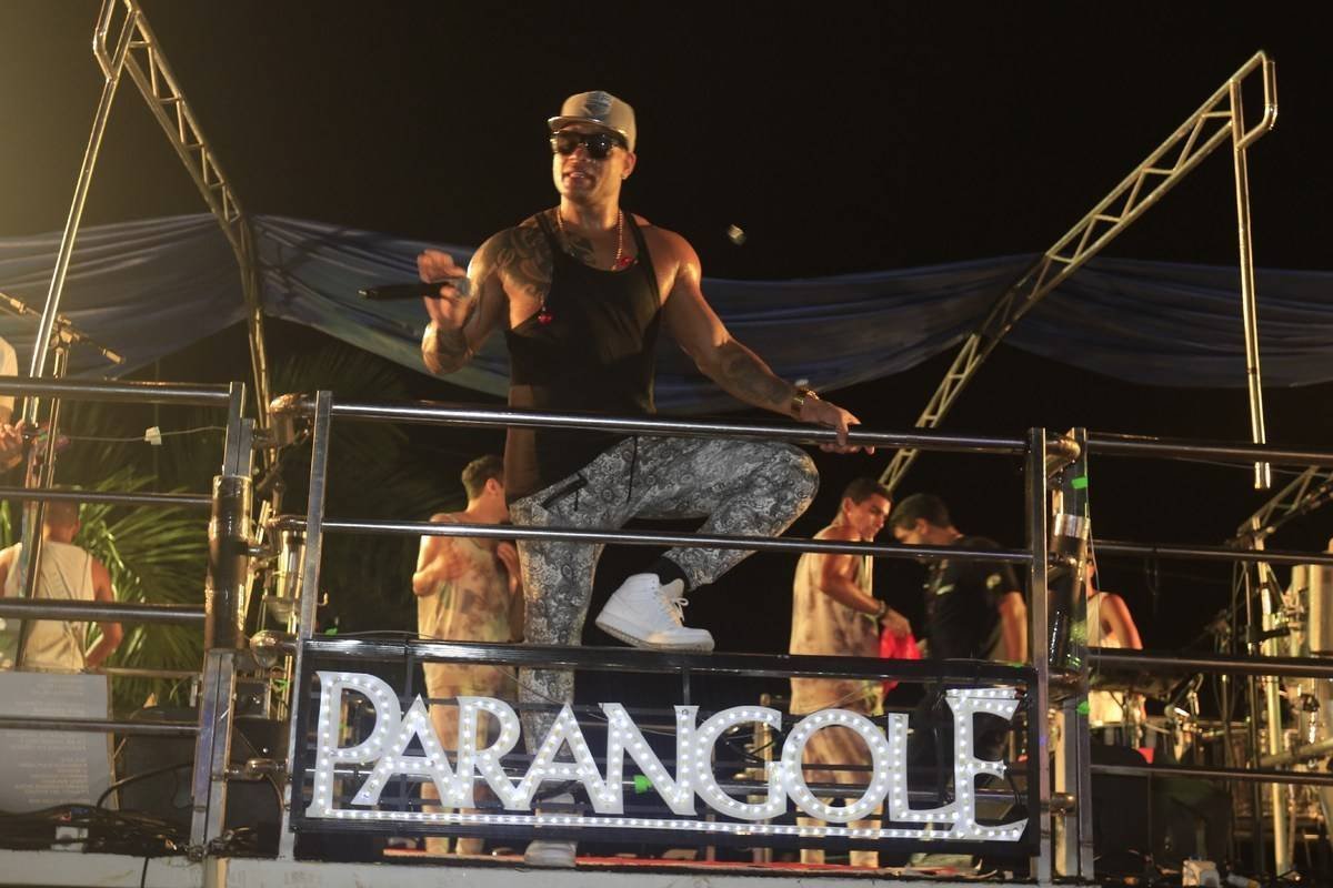 Banda Parangolé tenta emplacar hit 'Bombeiro' como música do Carnaval