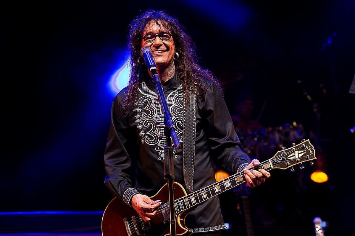Luiz Caldas celebra a alegria carnavalesca nas ruas de Salvador