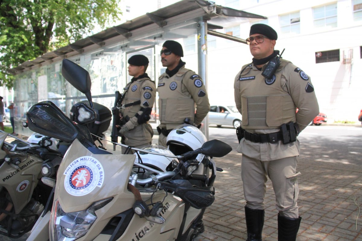 Ação rápida de policiais da Operação Navio recupera pertences de turista em Salvador