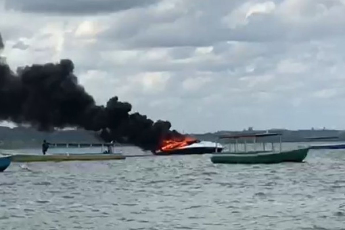 Lancha pega fogo em Ilha de Maré nessa quarta-feira (15)