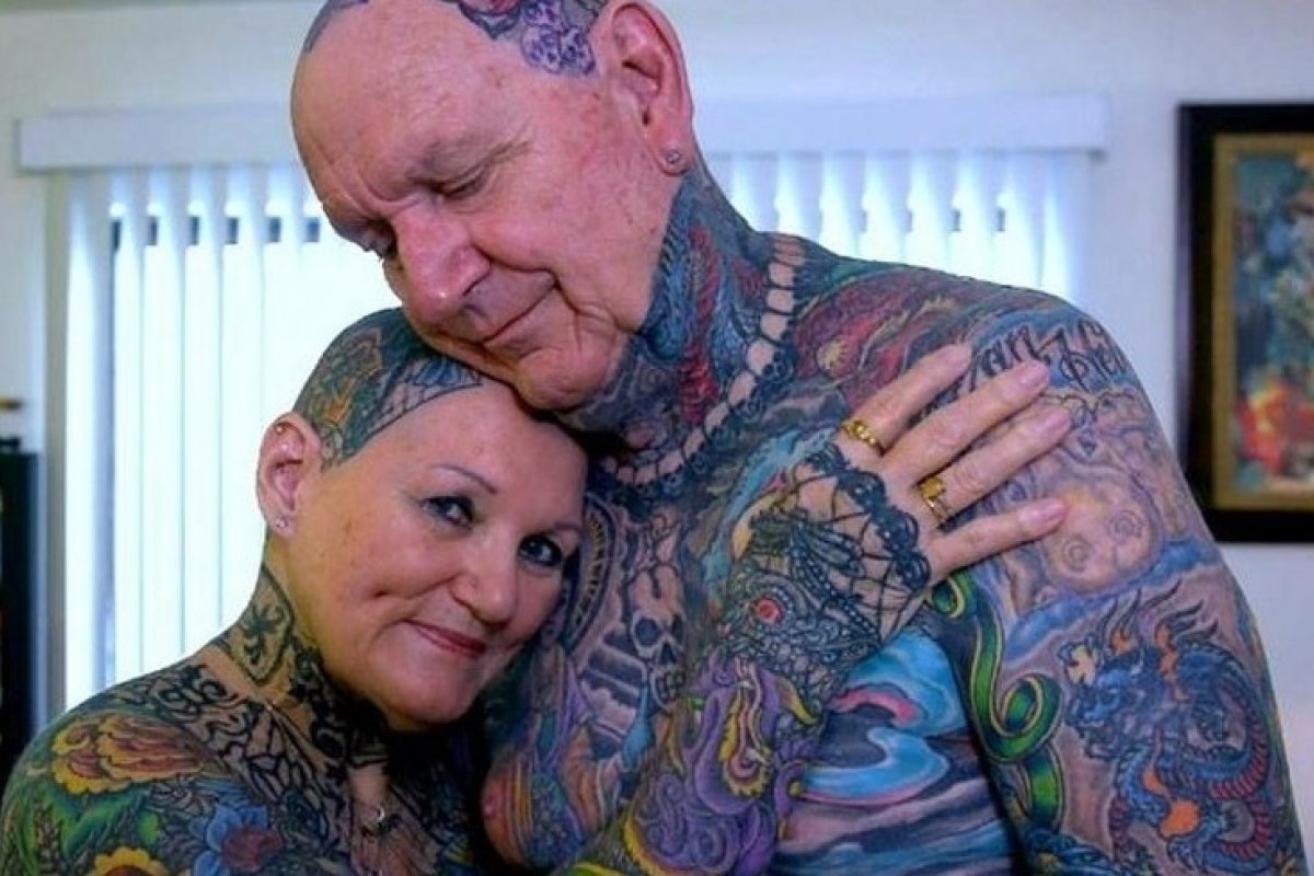 Casal de idosos bate recorde de tatuagens com 376 caveiras e 216 penas