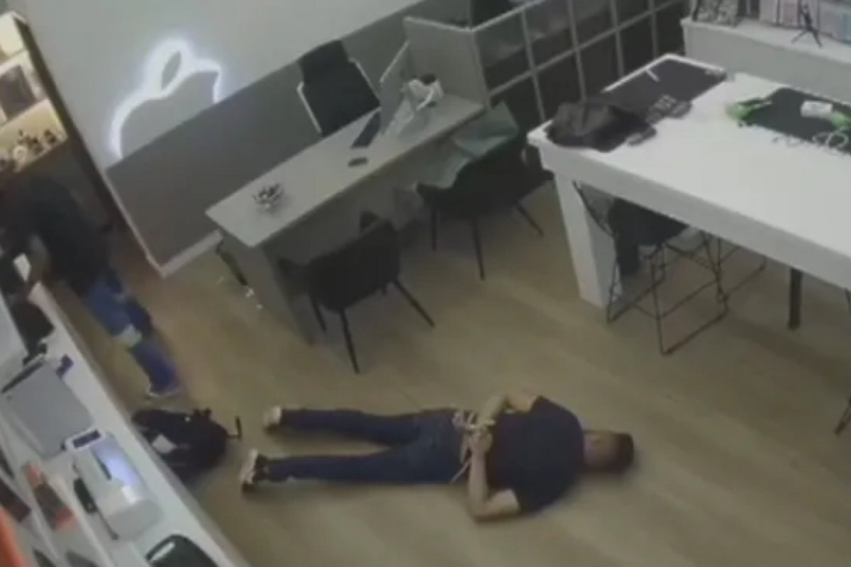 Funcionário é amarrado durante assalto a loja de celulares em Eunápolis, no sul da Bahia