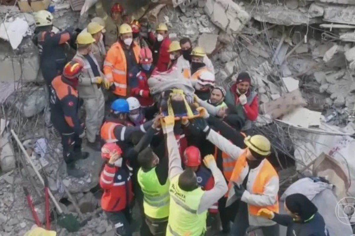 Dez dias após terremoto, adolescente de 17 anos é resgatada com vida na Turquia