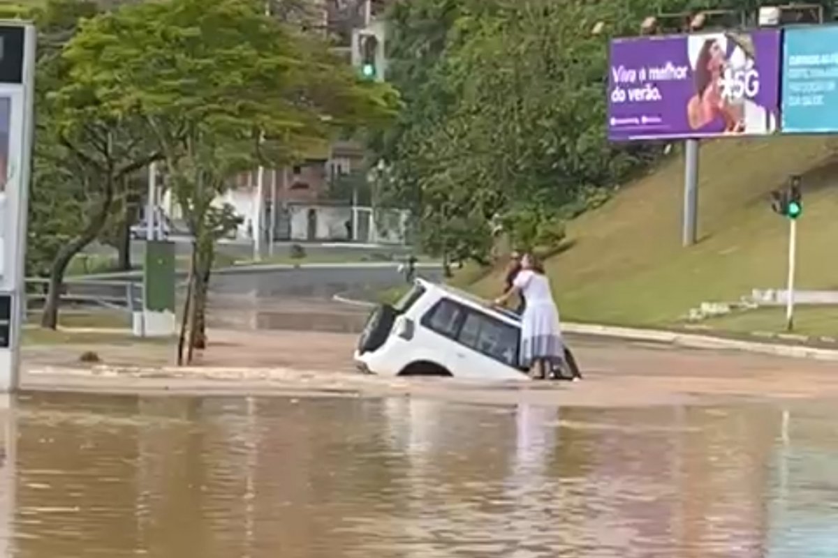 Vídeo: carro afunda em rua alagada no Garcia, após rompimento de adutora