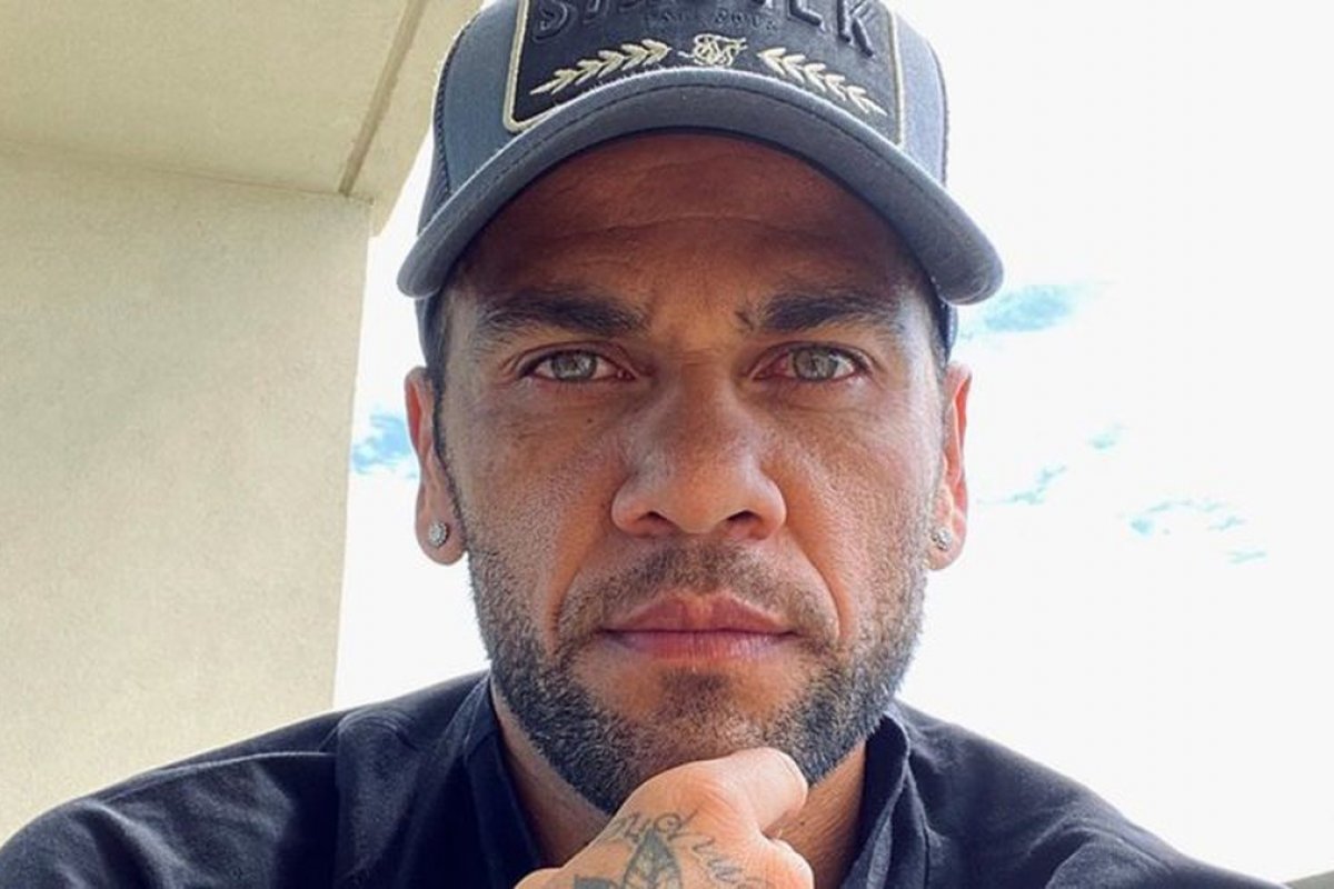 Risco de fuga deve manter Daniel Alves na prisão, diz advogada de acusação