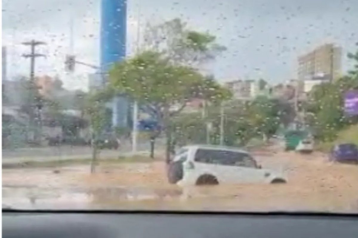 Vídeo mostra momento exato em que carro afunda na Av. Miguel Calmon, em Salvador; assista