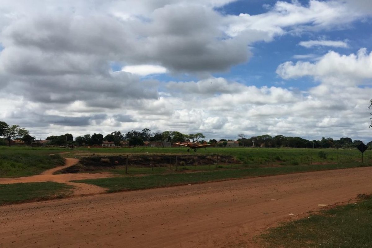 Mãe e filha são atropeladas por avião agrícola