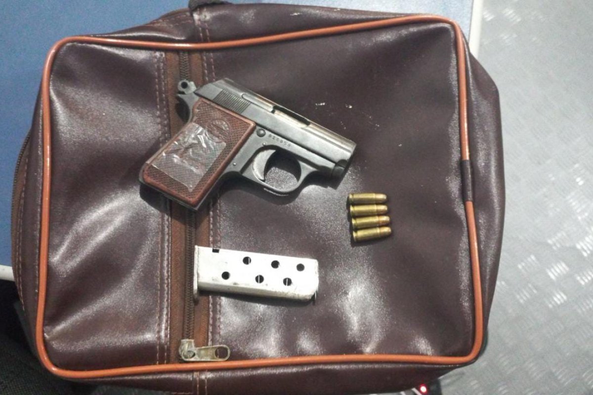 Pistola é abandonada por criminoso antes de passar em Portal de Abordagem