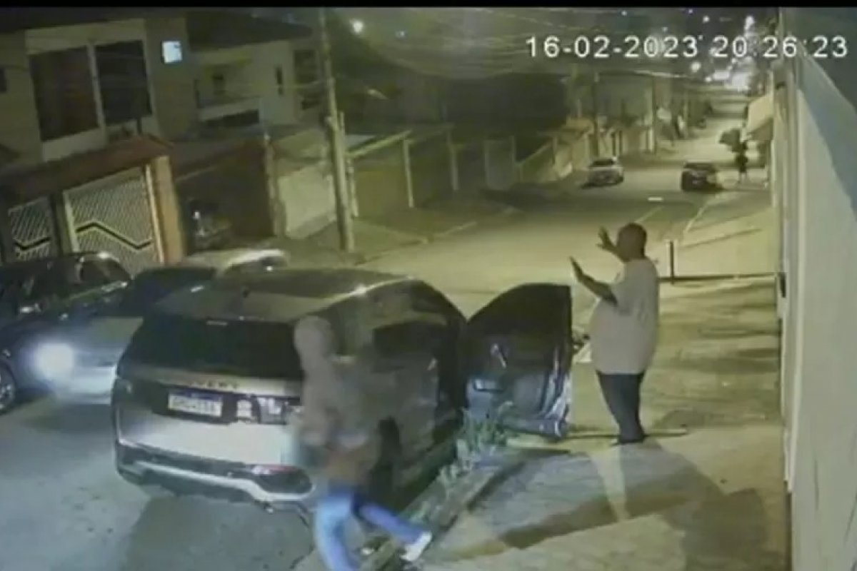 Vídeo: Cantor Péricles é assaltado em Santo André, no ABC paulista