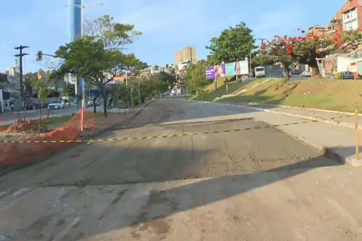Embasa conclui reparo de adutora que quebrou em na Av. Reitor Miguel Calmon, mas trecho segue interditado