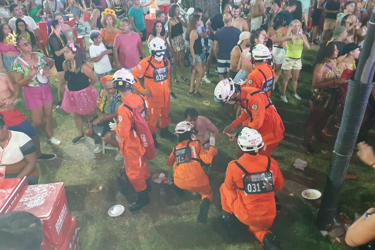 Turista é socorrido por bombeiros no circuito Barra-Ondina em Salvador