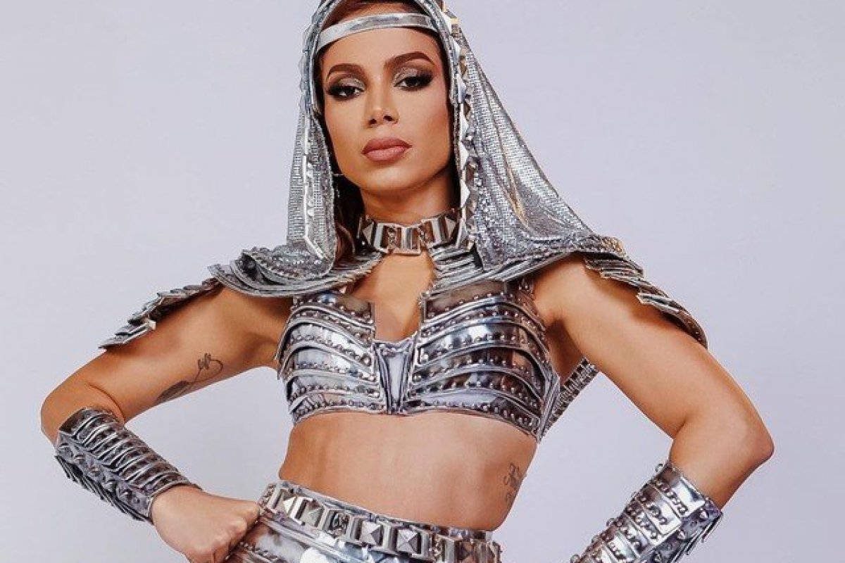 Anitta desfila de egípcia no Carnaval de Salvador