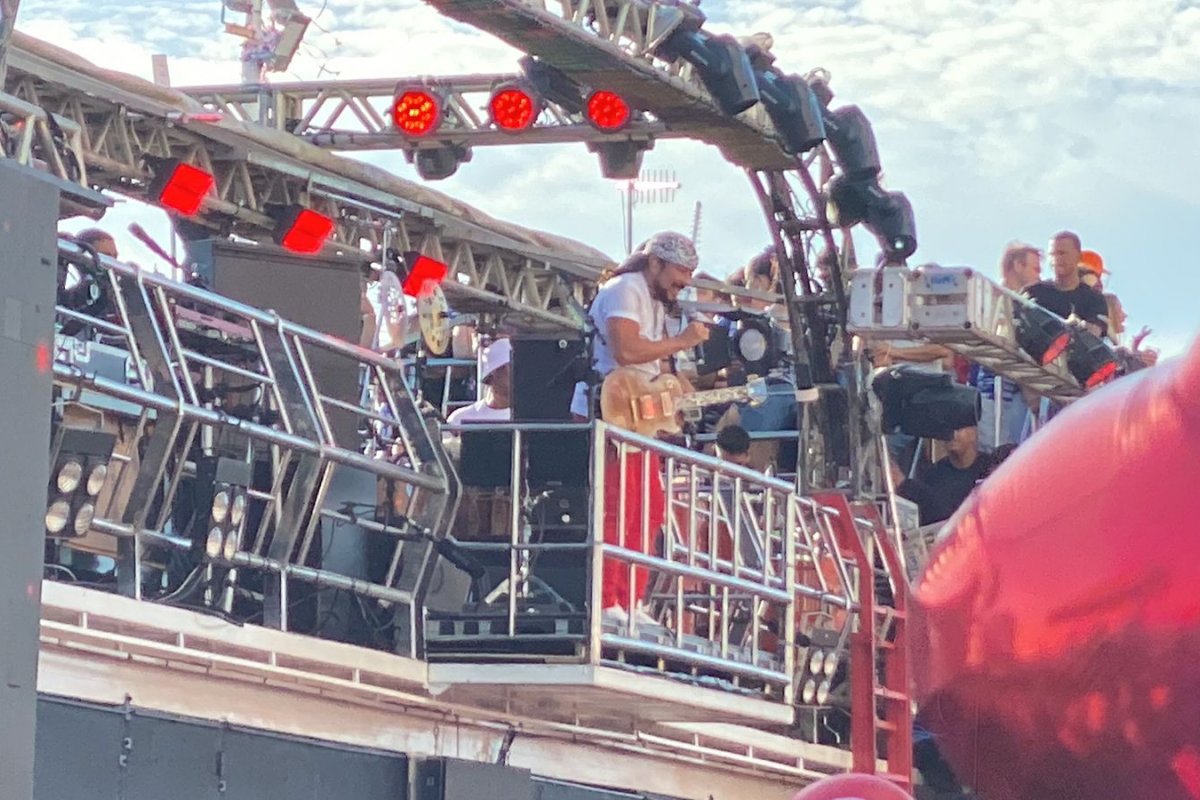 Vídeo: Bell Marques movimenta Avenida no segundo dia de Carnaval