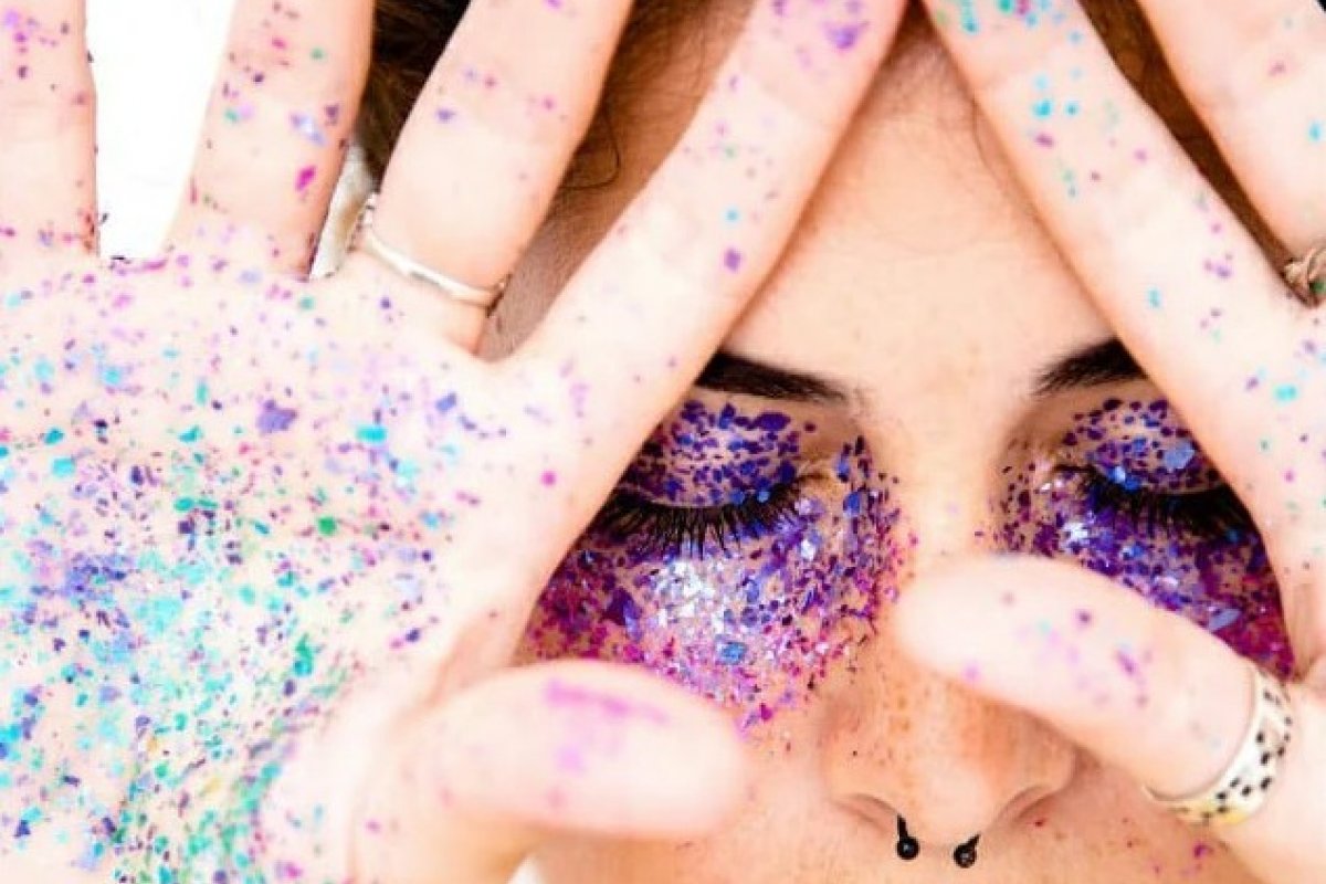 Uso indevido de tintas faciais e glitter pode causar dermatite de contato