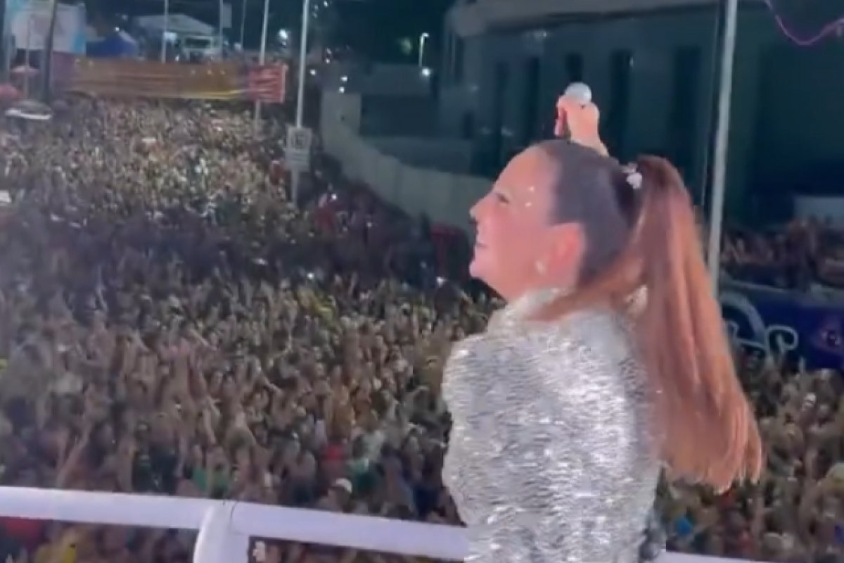Ivete pede que público cante para Léo Santana no Carnaval de Salvador: 'música mais tocada do Brasil é da Bahia'