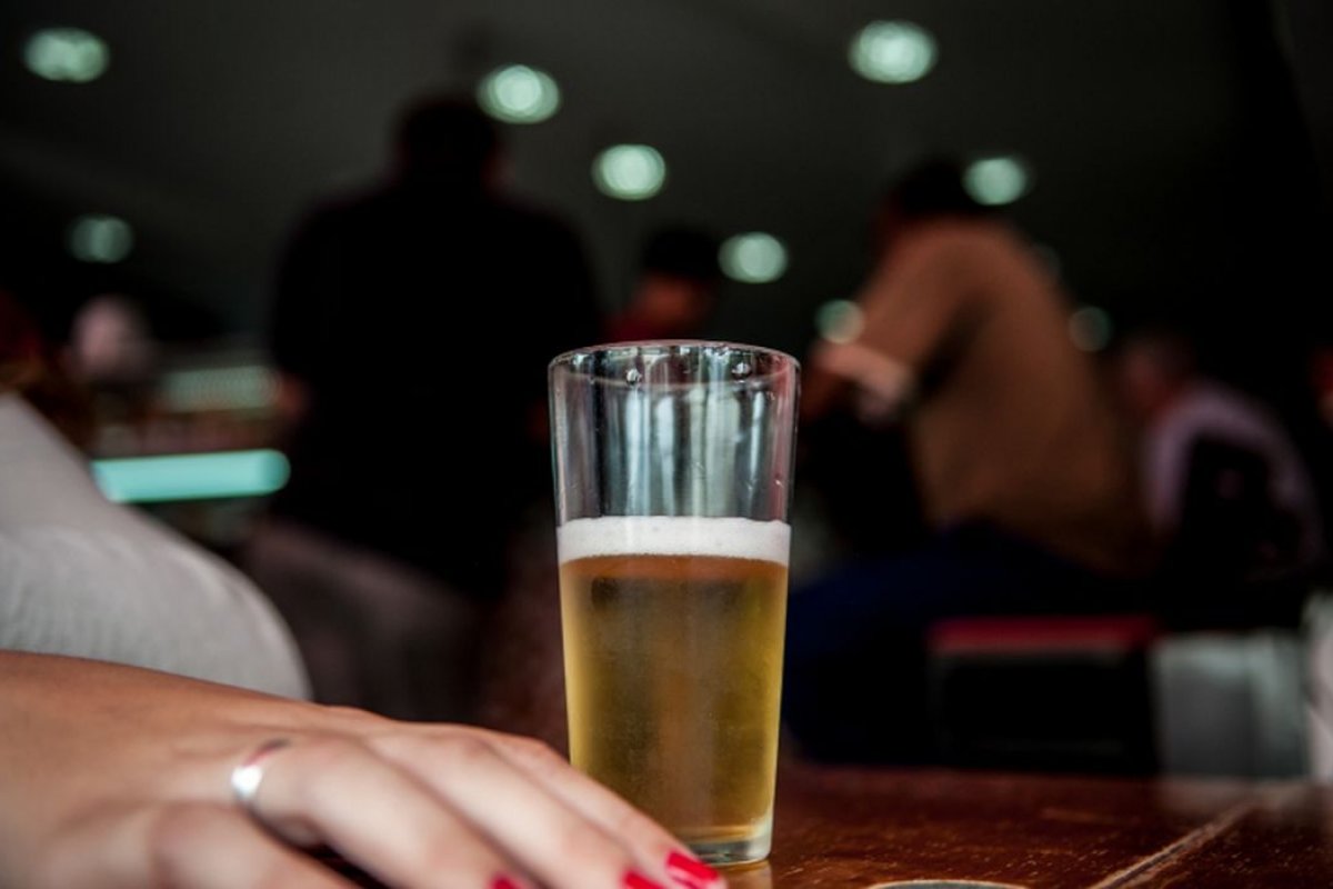 Uso abusivo de álcool entre mulheres cresce 4,25% em dez anos no Brasil