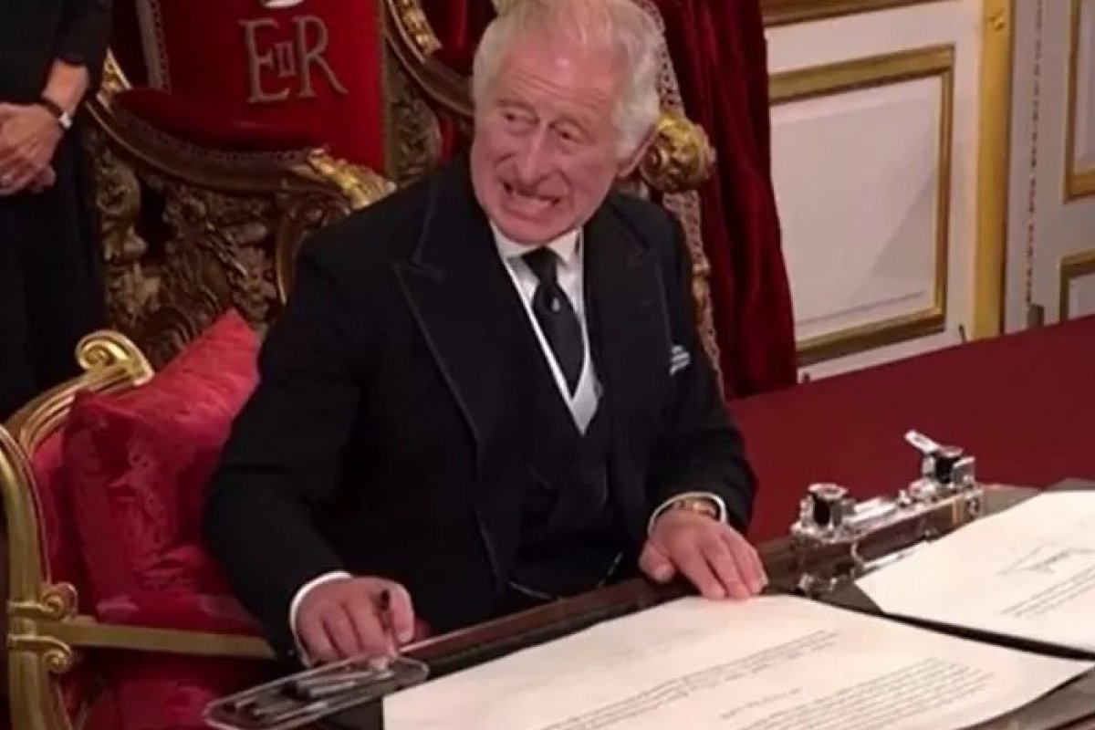 Rei Charles 3º corta ajuda de custo de R$ 1,5 milhão do irmão, príncipe Andrew