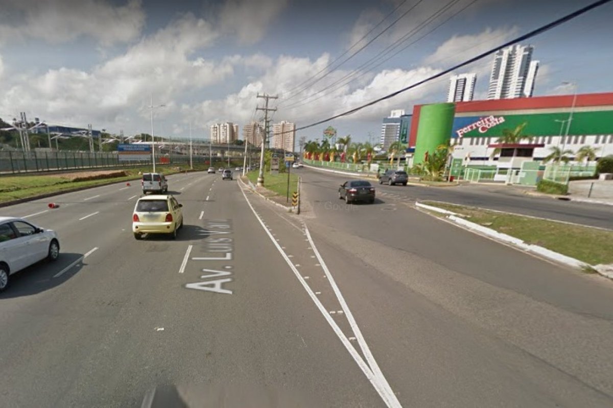 Batida entre dois carros deixa três pessoas feridas na Avenida Paralela