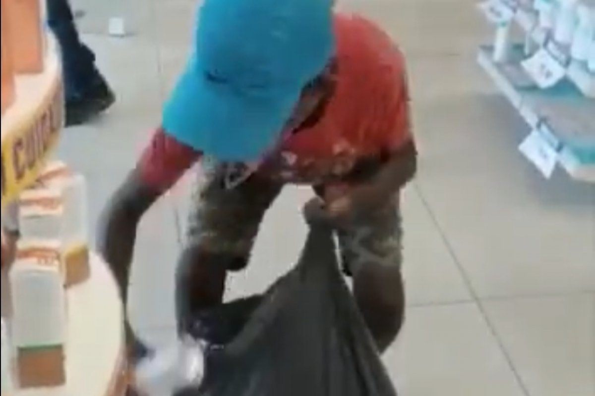 Vídeo: Crianças invadem farmácia e roubam grande quantidade de produtos em Salvador