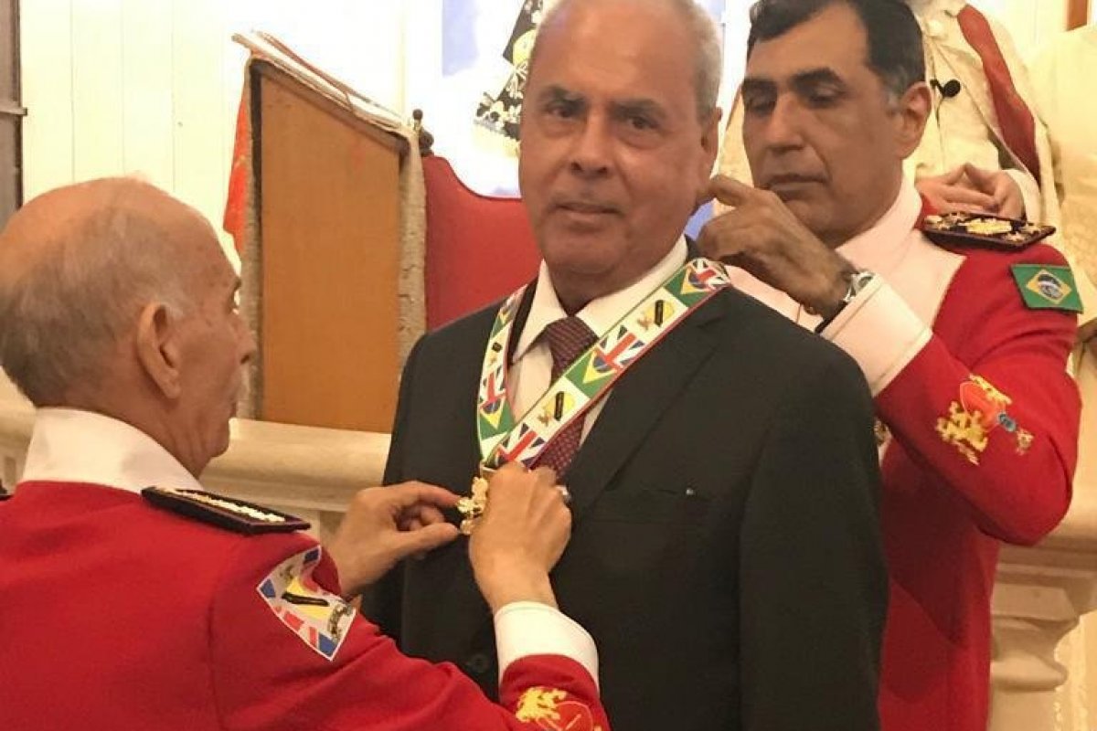 Presidente da FACTA recebe título de "Embaixador da Paz" da Academia William Shakespeare!