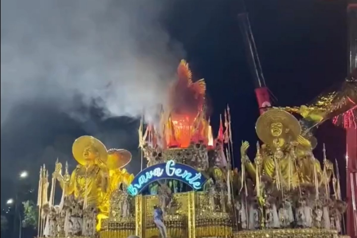 Vídeo: Carro abre-alas da Beija-Flor pega fogo na Sapucaí
