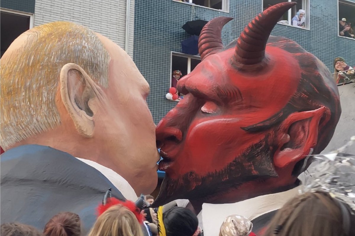 Carnaval da Alemanha satiriza o presidente da Rússia em carros alegóricos