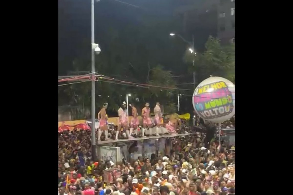 Vídeo: Integrantes das Muquiranas destroem ponto de ônibus em frente ao TCA, em Salvador