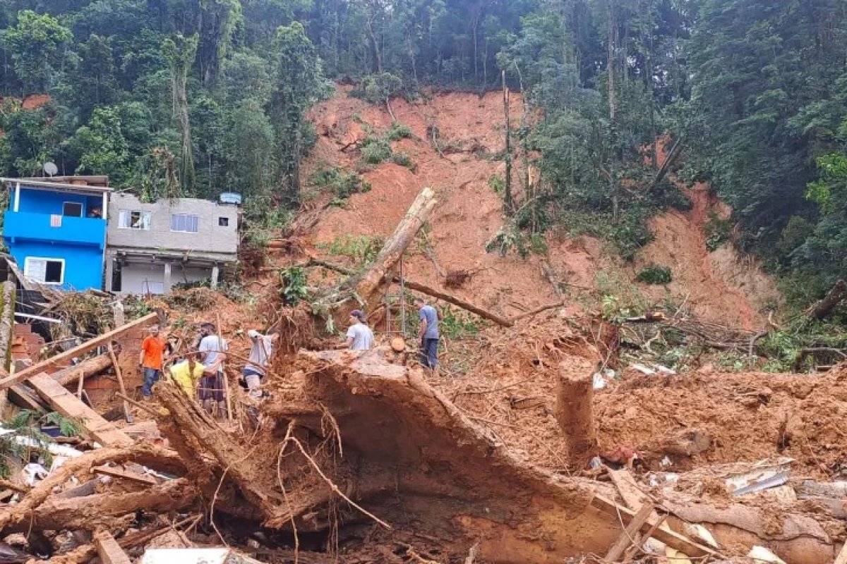 Litoral norte de SP: número de mortos sobe para 48 e buscas continuam