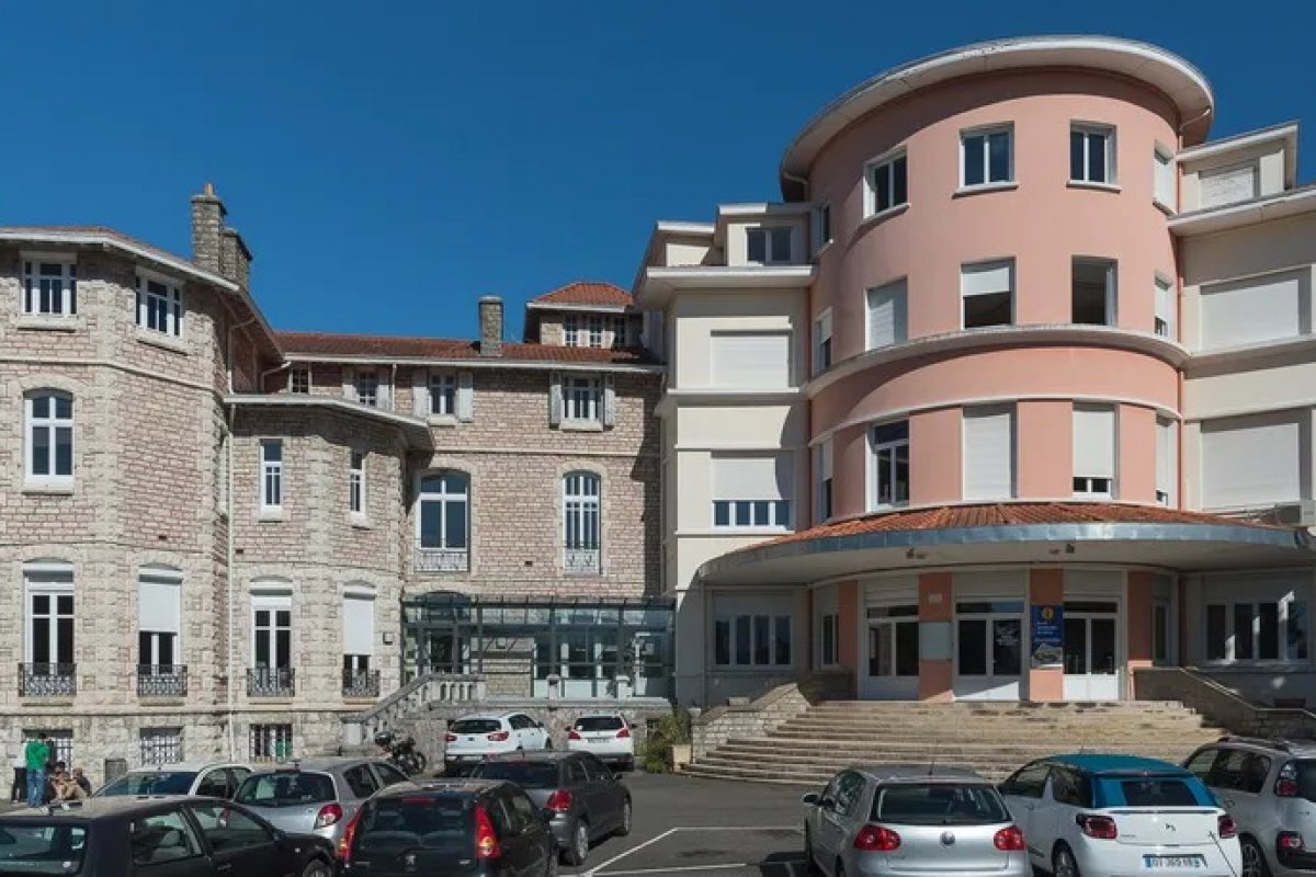 Estudante de 16 anos esfaqueia e mata professora no sul da França