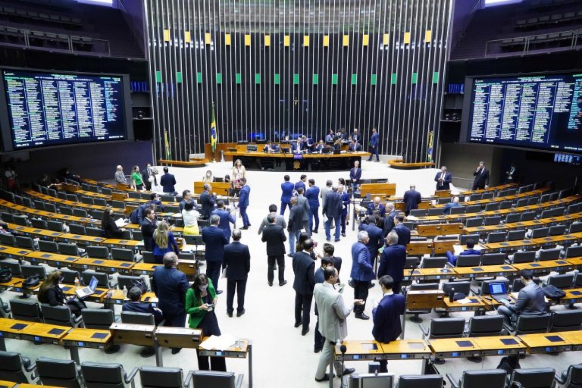 Reeleitos, 25 deputados baianos vão receber R$ 78,6 mil em auxílio mudança para permanecer em Brasília