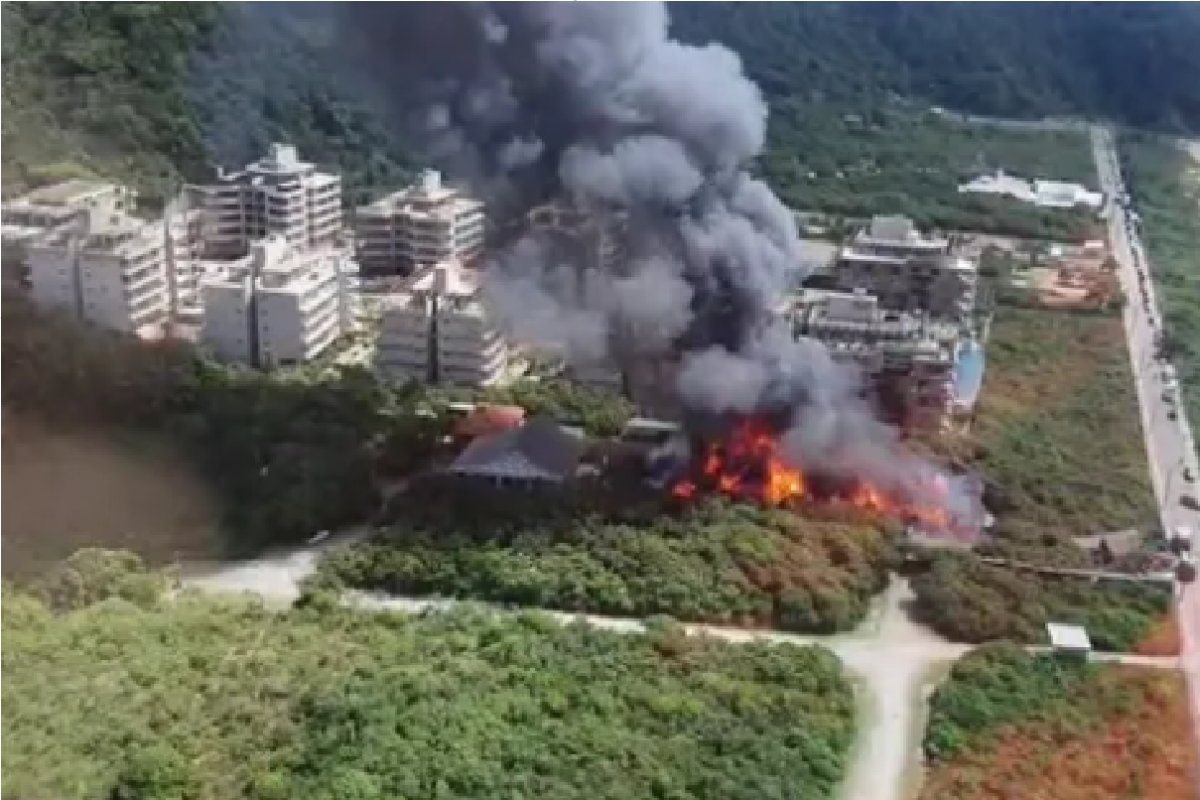 Incêndio de grandes proporções atinge o Warung Beach Club em Itajaí (SC)