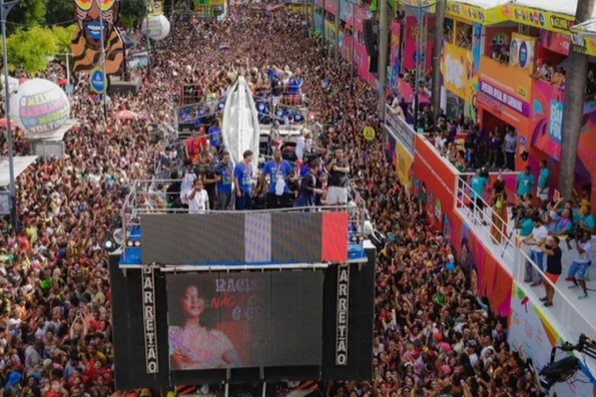 Saulo pede desculpas aos fãs por aperto em Pipoca